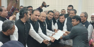 গোপালগঞ্জে শেখ হাসিনা ও শেখ সেলিমের পক্ষে মনোনয়নপত্র দাখিল