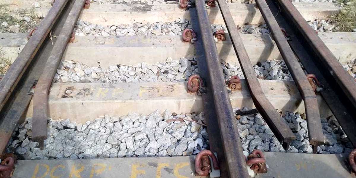 নাট-বল্টু খুলে ফেলায় দেড়িতে ছাড়লো কক্সবাজার এক্সপ্রেস