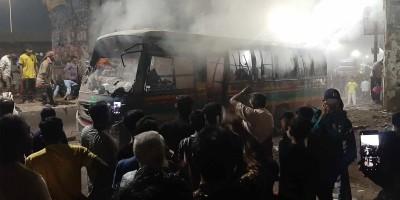 রাজধানীতে রাতে ৩ বাসে আগুন