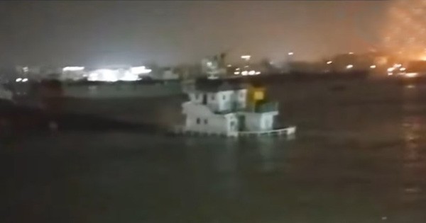 কর্ণফুলীতে ৭০০ টন সার নিয়ে লাইটার জাহাজডুবি, নিখোঁজ ১