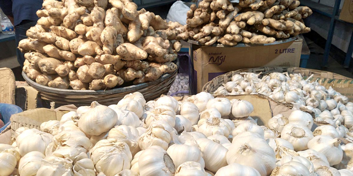 খাতুনগঞ্জে এবার চোখ রাঙাচ্ছে আদা-রসুনের বাজার