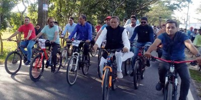সাইকেল চালিয়ে নির্বাচনী প্রচার শুরু করলেন তথ্যমন্ত্রী