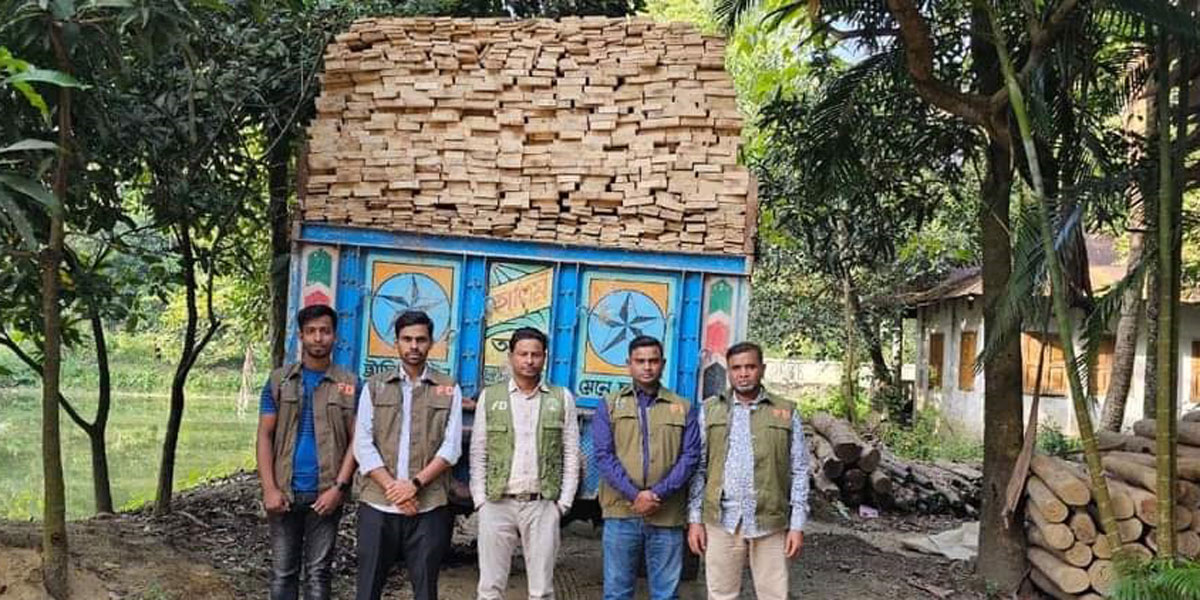 পাচারকালে ট্রাকবোঝাই কাঠ জব্ধ