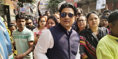 ভোটের চেয়েও বেশি আকর্ষণ ‘নায়ক’ ফেরদৌসে