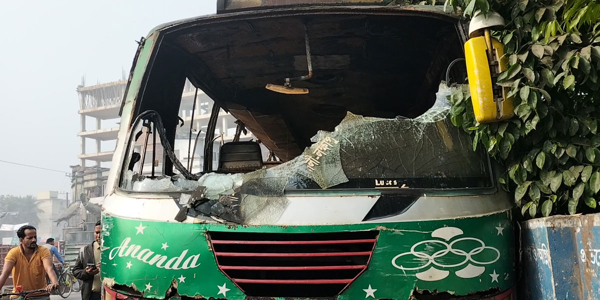 চাঁদপুরে বাসে আগুন, হেলপার দগ্ধ