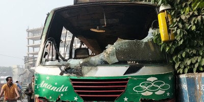 চাঁদপুরে বাসে আগুন, হেলপার দগ্ধ