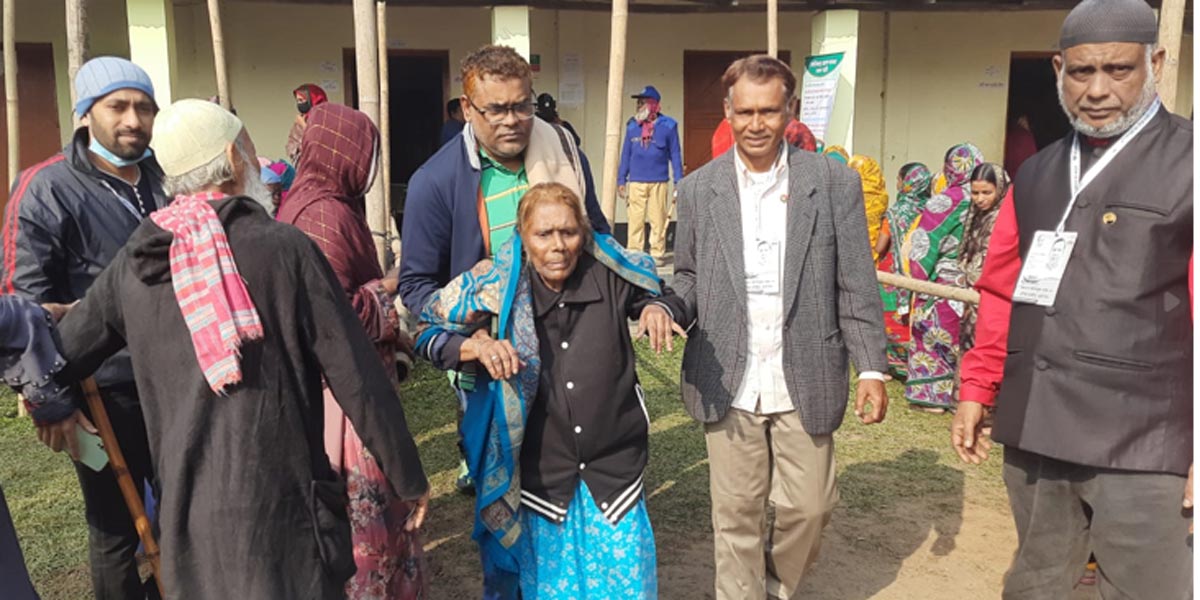 দুই ছেলের সহযোগিতায় ভোট দিলেন ৯০ বছরের বৃদ্ধা