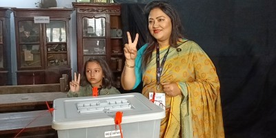 ভোট দিলেন কন্ঠশিল্পী মমতাজ বেগম