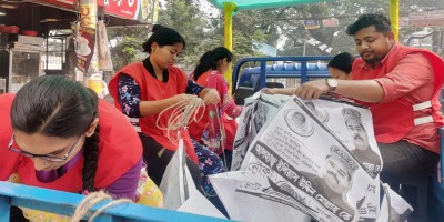বর্জ্যকে সম্পদে পরিণত করতে নির্বাচনি পোস্টার সংগ্রহ বিদ্যানন্দের