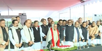 বঙ্গবন্ধুর প্রতিকৃতিতে প্রধানমন্ত্রী ও নতুন মন্ত্রিসভার শ্রদ্ধা