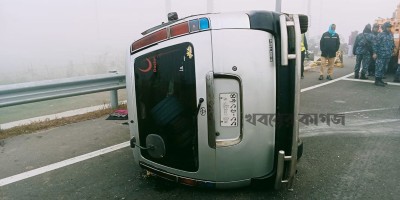 বঙ্গবন্ধু টানেলে মাইক্রোবাস উল্টে আহত ৭