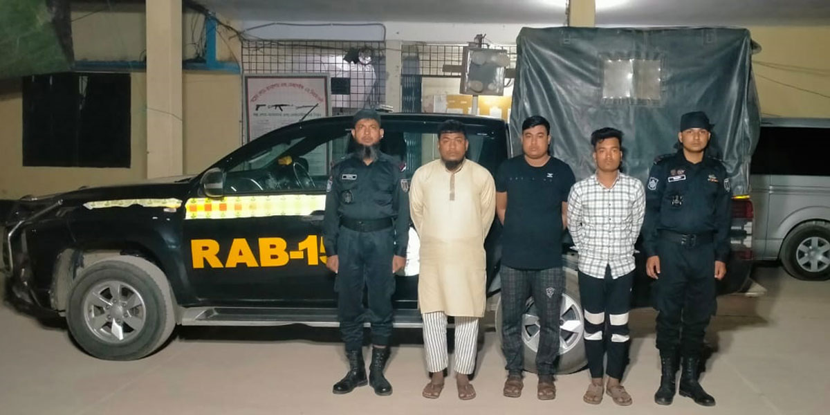 টেকনাফে ১ লাখ পিস ইয়াবাসহ প্রাইভেটকার জব্দ