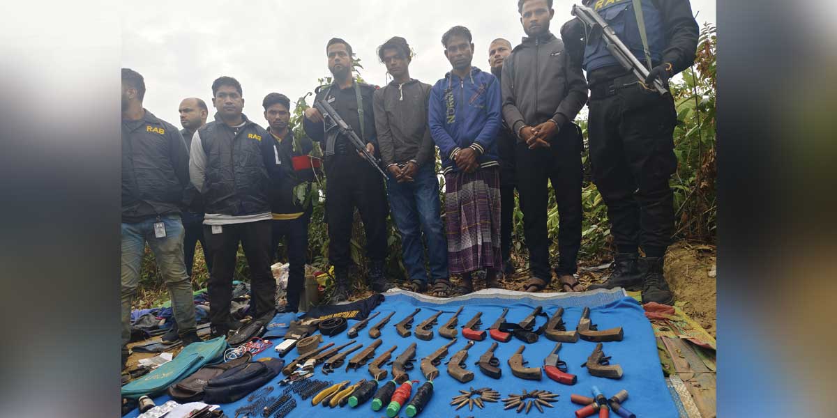 লাল পাহাড়ে র‌্যাবের অভিযান, কমান্ডারসহ ৩ আরসা সদস্য গ্রেপ্তার