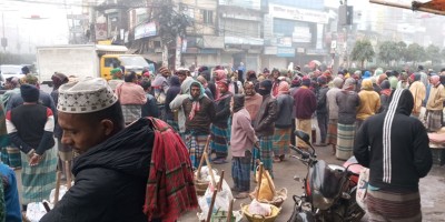 ফেনীতে শ্রম বেচার হাটে শীতের প্রভাব
