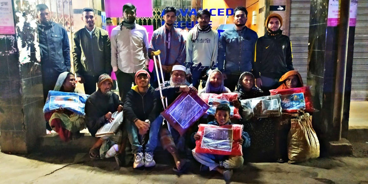 ভাসমান মানুষদের মাঝে উষ্ণতা ছড়াল স্বেচ্ছাসেবীরা