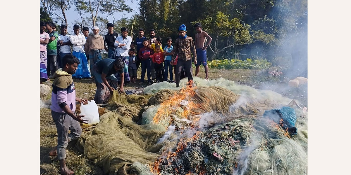 মেঘনায় জাটকা ধরায় ৭ জেলে আটক