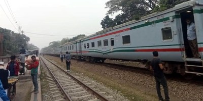 ১৪ বগি রেখে ইঞ্জিন চলে গেল দুই কিমি