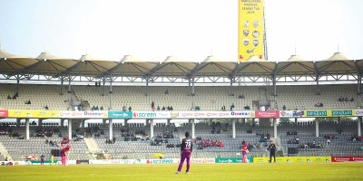 গ্যালারি যেন বিরানভূমি