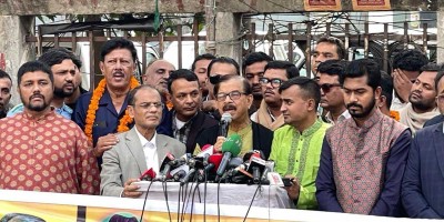 সরকার কাউকে টাকা দিতে পারছে না : মান্না