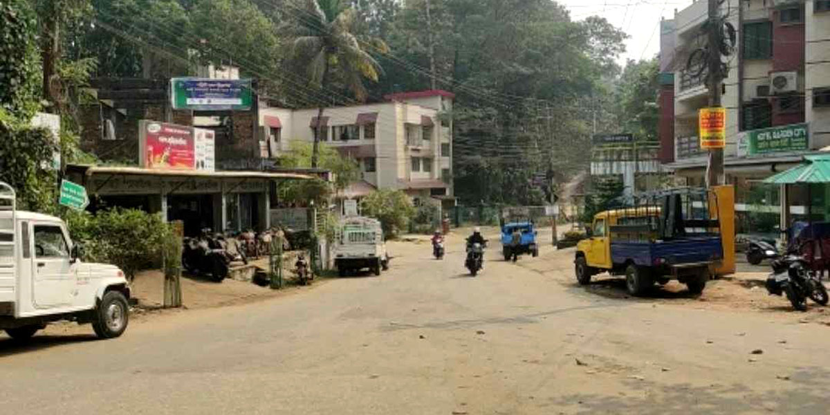 চাঁদা দাবি করায় বান্দরবান-থানচি সড়কে গণপরিবহন বন্ধ