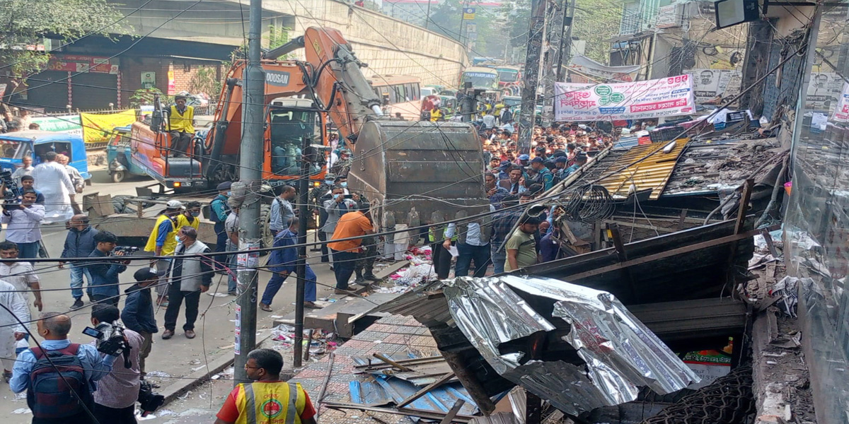 চট্টগ্রামে ৬ হাজার হকার উচ্ছেদ