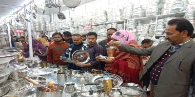 ছুটির দিনে বাণিজ্য মেলায় ক্রেতা দর্শনার্থীদের ভিড়