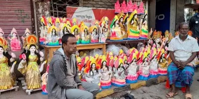 দেবী সরস্বতীর পসরায় কেনাকাটার ধুম