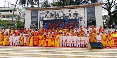 বসন্ত উৎসবে লালদিঘীর পাড় যেন সংস্কৃতিকর্মীদের মিলনমেলা