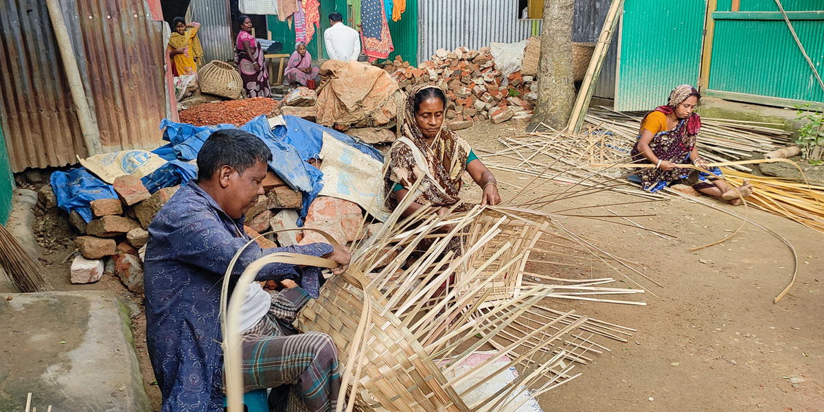 বাঁশ বেতের ঝুড়ি বুনে চলে না সংসার