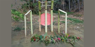 এখনো কলাগাছ-বাঁশ দিয়ে তৈরি শহিদ মিনারে শ্রদ্ধা