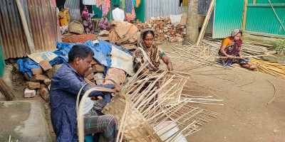 বাঁশ বেতের ঝুড়ি বুনে চলে না সংসার