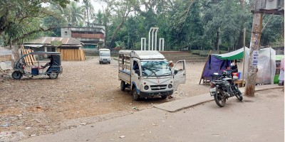 অটোস্ট্যান্ডের দখলে শহিদ মিনার