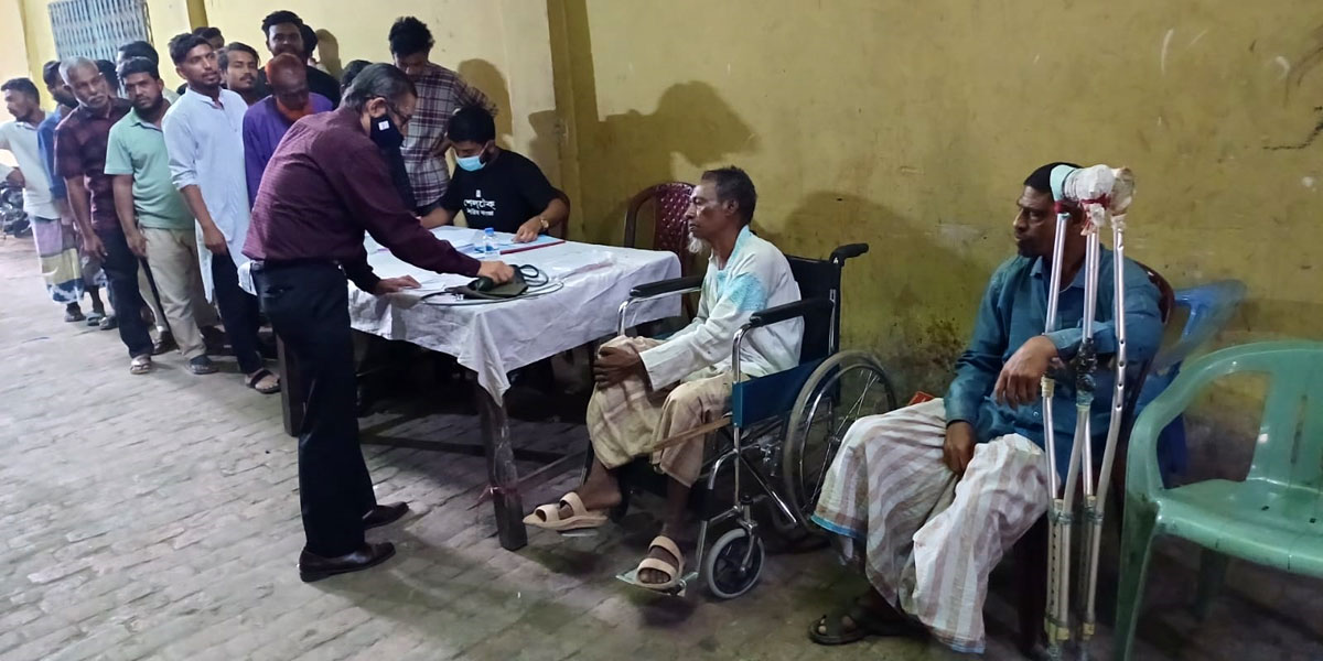 চট্টগ্রামে ফার্নিচার শ্রমিকদের জন্য বিনামূল্যে চিকিৎসা ক্যাম্প