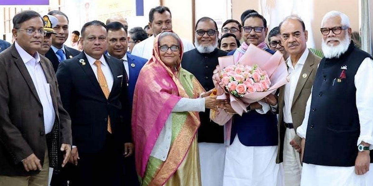 দেশে ফিরলেন প্রধানমন্ত্রী