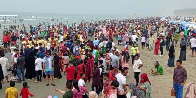 কক্সবাজার সৈকত যেন জনসমুদ্র