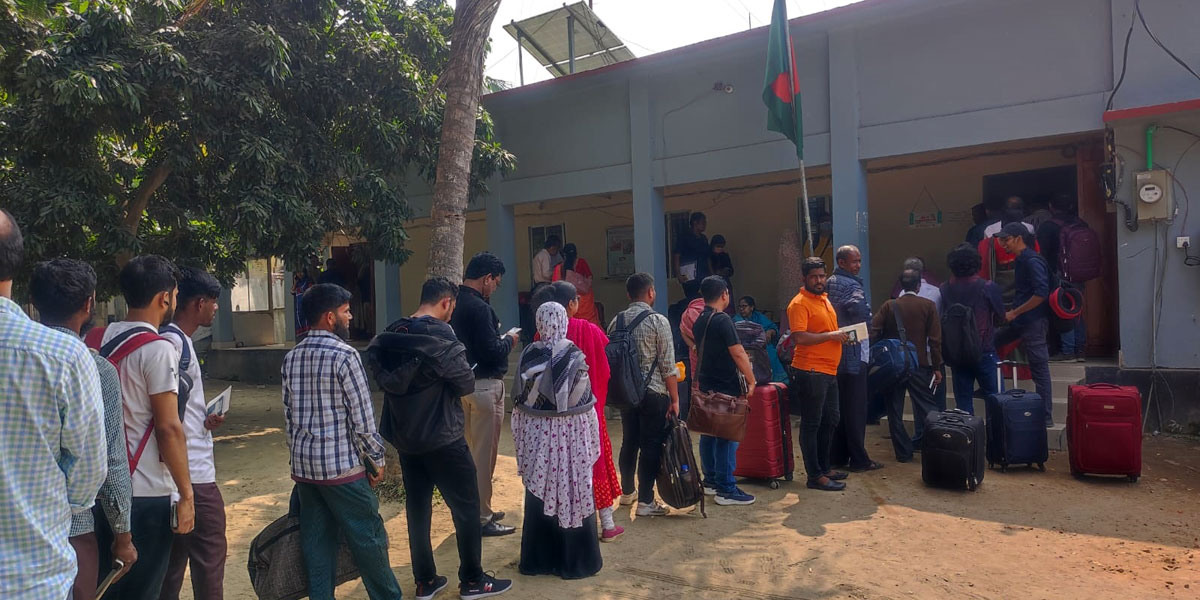 আখাউড়া ইমিগ্রেশনে সার্ভার জটিলতায় যাত্রীদের দুর্ভোগ