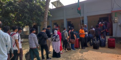 আখাউড়া ইমিগ্রেশনে সার্ভার জটিলতায় যাত্রীদের দুর্ভোগ