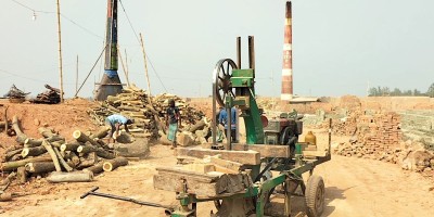 গিলছে মাটি পুড়ছে কাঠ