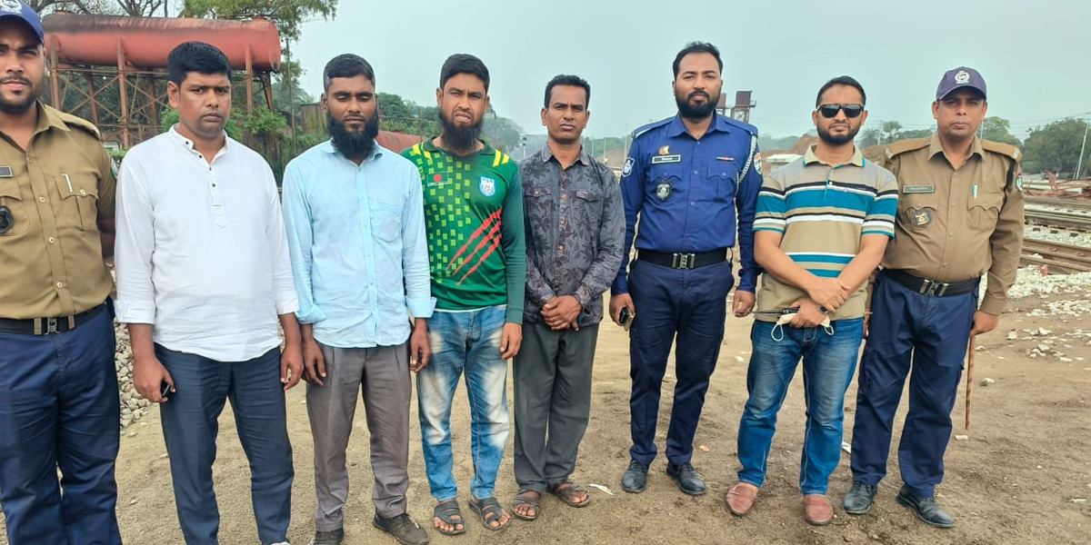 অবসরপ্রাপ্ত রেল কর্মকর্তার যোগসাজশে স্লিপার চুরি, আটক ২