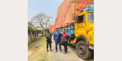 ত্রিপলে ঢেকে সরকারি কাঠ পাচার করছিল ৫টি ট্রাক