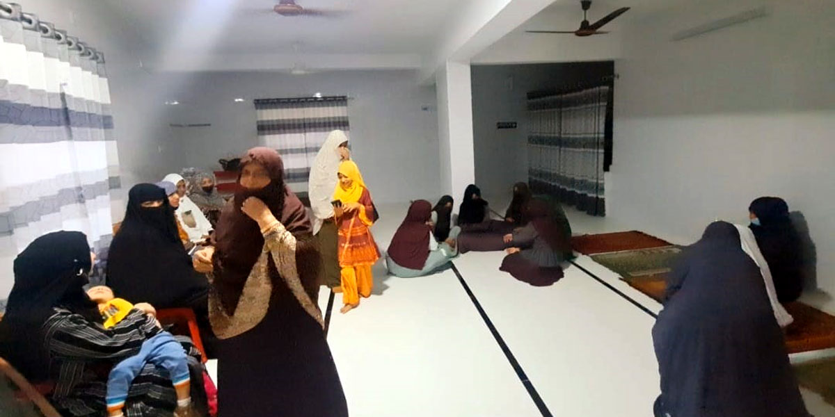 এক জামাতেই নামাজ পড়বেন নারী-পুরুষ