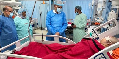 অগ্নিদগ্ধ চিকিৎসককে দেখতে হাসপাতালে গেলেন স্বাস্থ্যমন্ত্রী