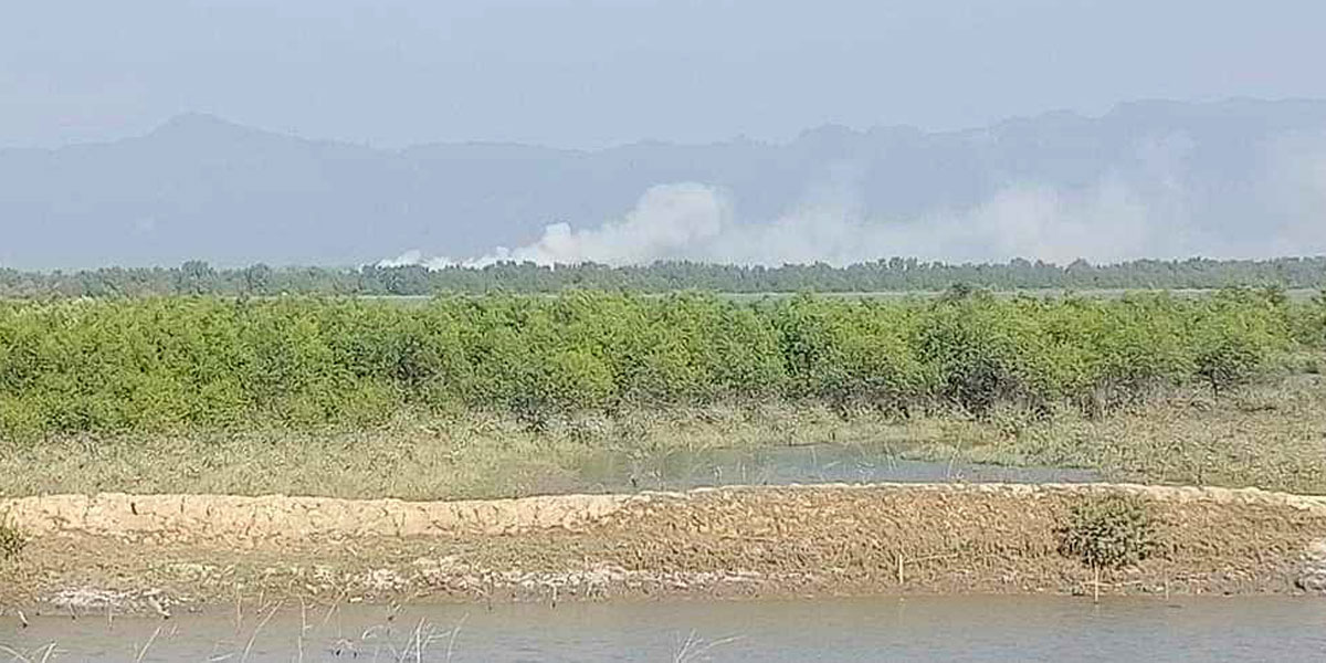 হ্নীলা থেকে দেখা যাচ্ছে মায়ানমারের কালো ধোঁয়া
