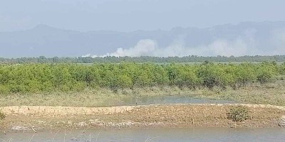 হ্নীলা থেকে দেখা যাচ্ছে মায়ানমারের কালো ধোঁয়া