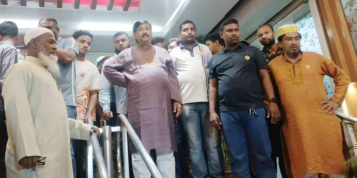 কুমিল্লায় সাক্কুর বৈঠকে ককটেল বিস্ফোরণ, হোটেলে হামলা, আহত ৪