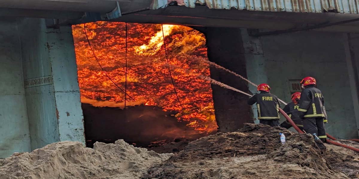 ২৮ ঘণ্টায়ও নেভেনি চিনির গুদামে লাগা আগুন