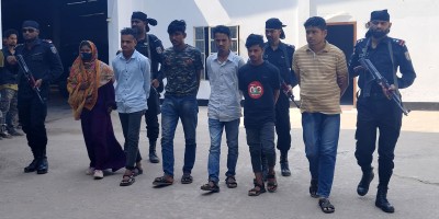 ১১ বিয়ে করেও তিনি ‘অবিবাহিত’!