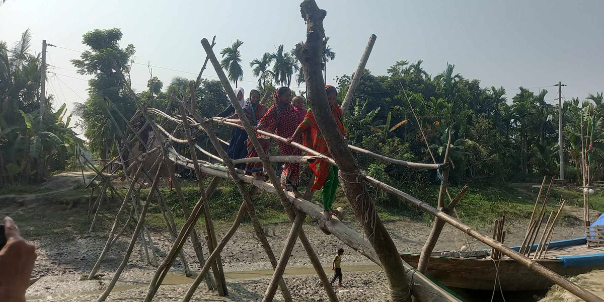 লক্ষ্মীপুরের সেতুর অভাবে দুর্ভোগে ১০ হাজার মানুষ