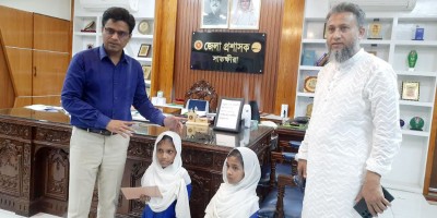 আড়াই ফুট উচ্চতার দুই বোনের লেখাপড়ার দায়িত্ব নিলেন ডিসি