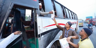 ফেনীতে সড়কের পাশে ইফতারি হাতে মেয়র